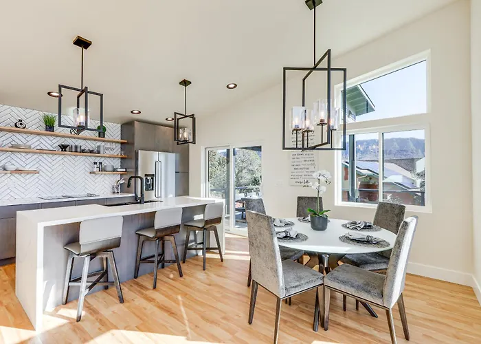 Holiday home Hot Tub & Panoramic Mtn Views: Retreat!