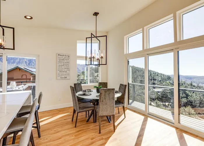Hot Tub & Panoramic Mtn Views: Retreat! Holiday home Pine