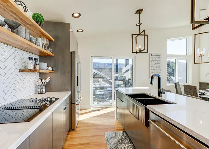 Holiday home Hot Tub & Panoramic Mtn Views: Retreat! *