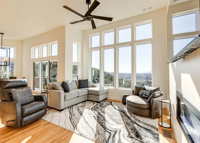 Hot Tub & Panoramic Mtn Views: Retreat! *