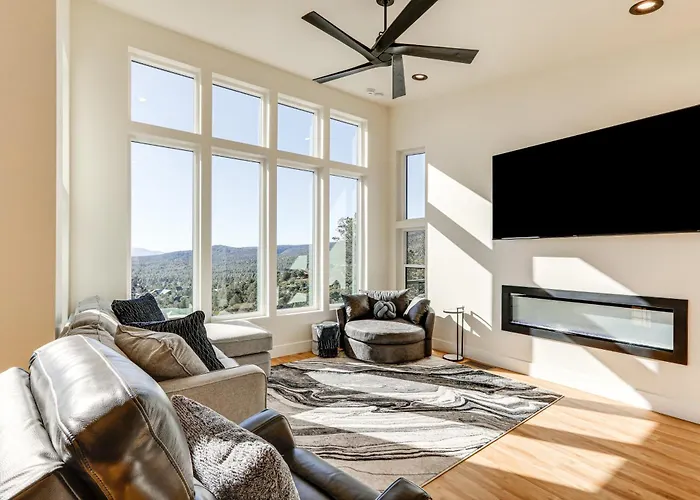 Hot Tub & Panoramic Mtn Views: Retreat!