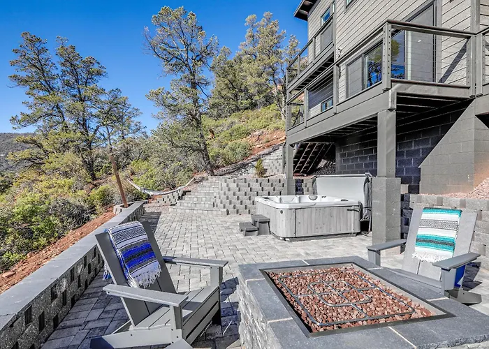 Hot Tub & Panoramic Mtn Views: Retreat! *