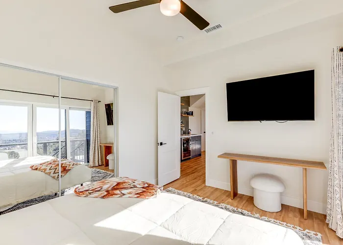 Hot Tub & Panoramic Mtn Views: Retreat!