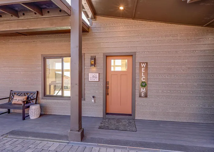 Hot Tub & Panoramic Mtn Views: Retreat!