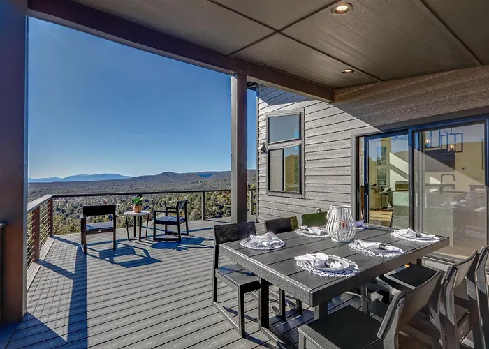 Holiday home Hot Tub & Panoramic Mtn Views: Retreat! *
