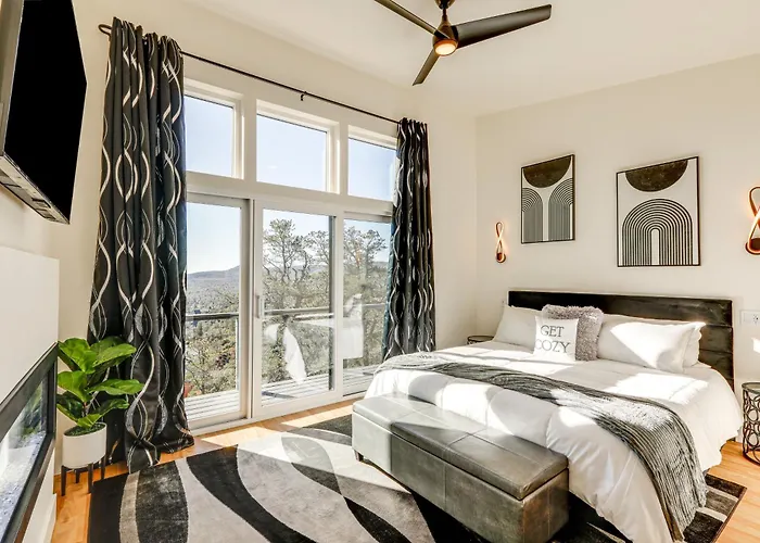 Hot Tub & Panoramic Mtn Views: Retreat! Holiday home Pine